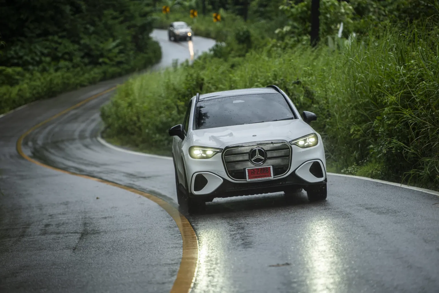 ศึกหรูสายไฟฟ้า Mercedes C-Class Electric vs GLC EV