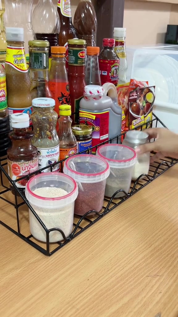 ลองชั้นวางเครื่องปรุงแบบขั้นบันไดหลักร้อย จัดขวดซอสสิบกว่าขวดเป็นแถวเดียว หยิบขวดหลังได้ไหม แล้วสนิมขึ้นไหม