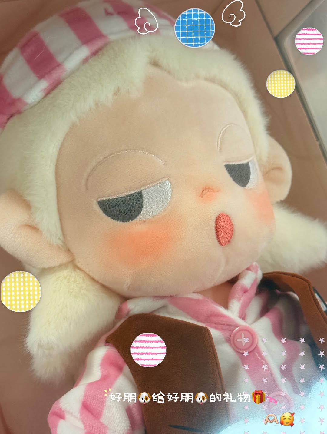 ตุ๊กตาผ้าซิก้า ไลฟ์อิสอะโชว์ หน้าผ้าปัก ใส่ชุดนอนลายทางชมพูอยู่ในกล่อง
