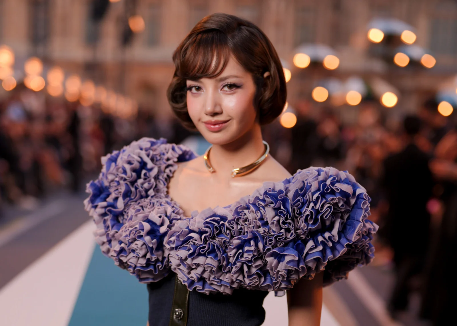 จากระบายถักถึงโค้ตหนังยาว ลิซ่าและลุคแฟชั่นหรูในฐานะลูกรัก Louis Vuitton