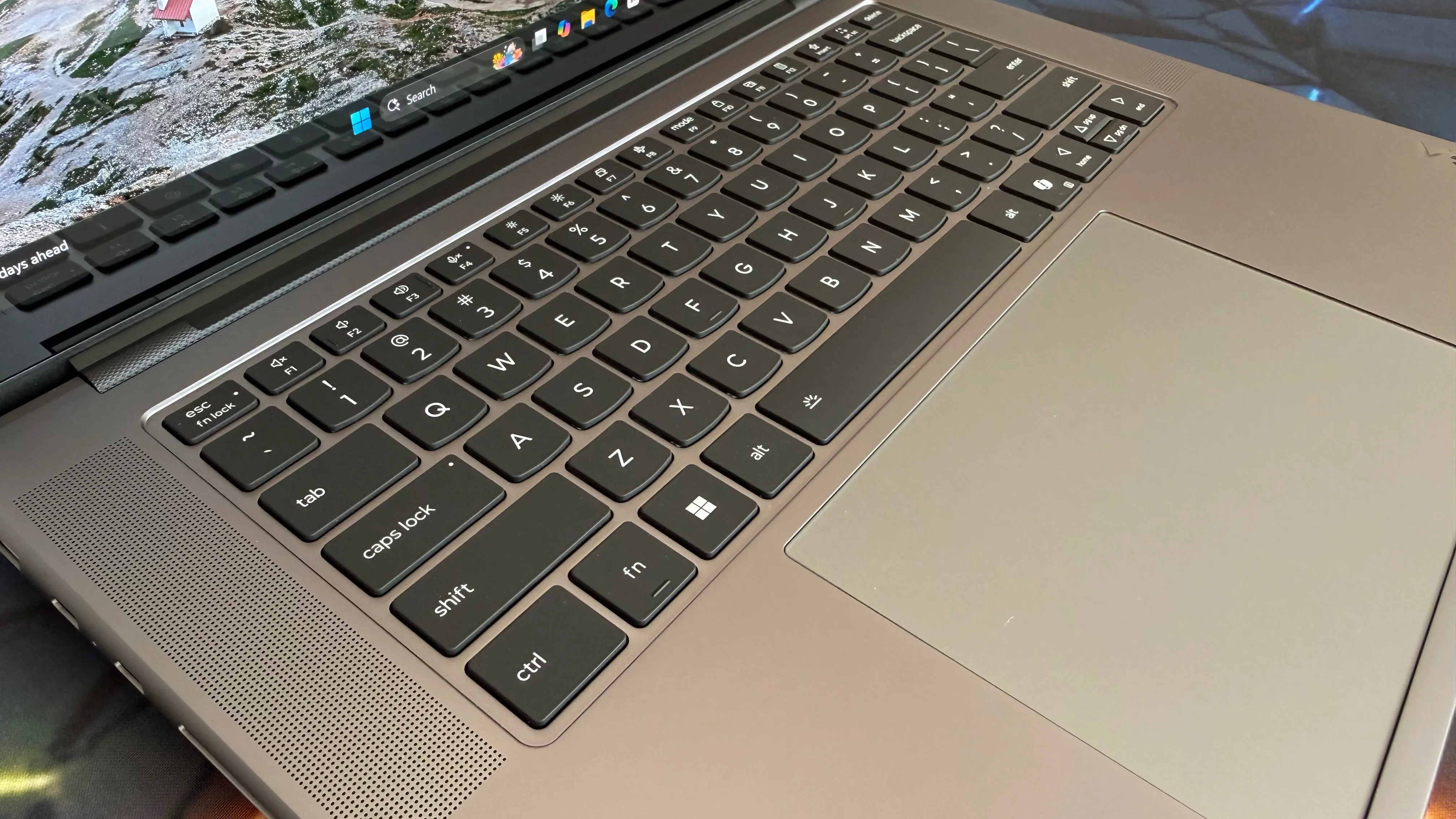 Lenovo Yoga Pro 9i Aura Edition vs Yoga Pro 7i เลือกเครื่องไหนคุ้มกว่าสำหรับสายครีเอทีฟ
