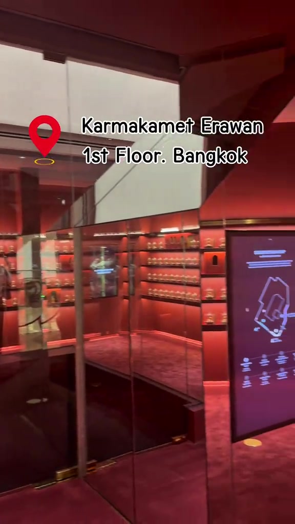 ทางเข้า Scentorium โทนแดงภายในร้าน Karmakamet สาขา Erawan Bangkok ชั้น 1 พร้อมชั้นเรียงโถงกลิ่นและจอผังห้อง