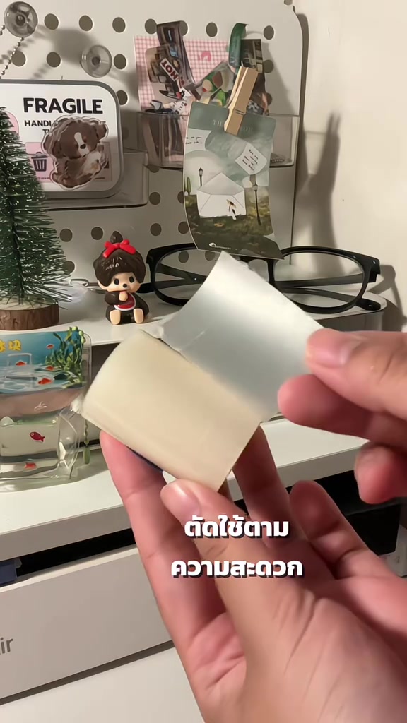 มือกำลังลอกแผ่นไฮโดรคอลลอยด์แผ่นใหญ่สีเบจออกจากฟิล์มรองรับเพื่อตัดใช้ตามขนาด