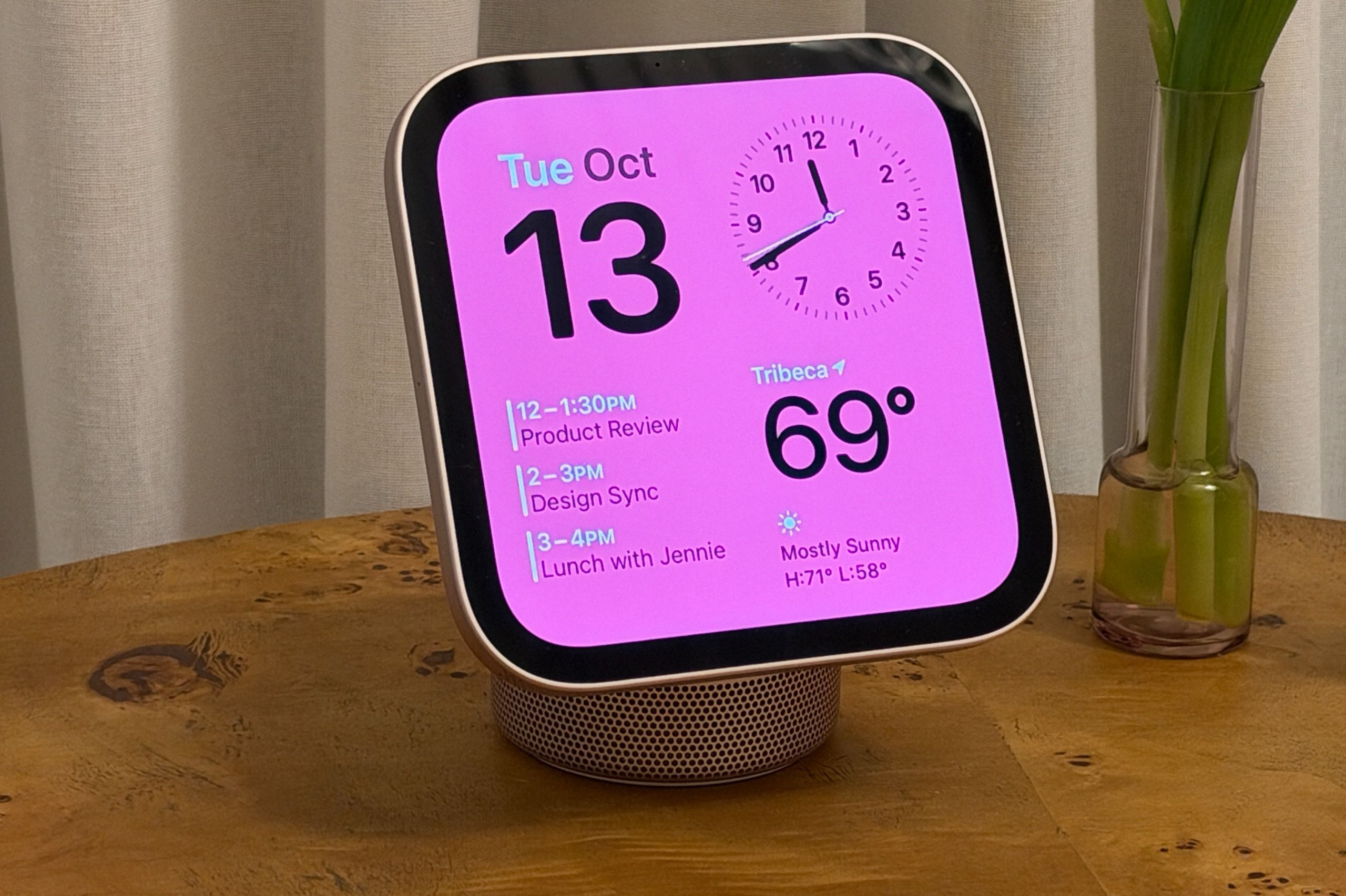 เลือกซื้อ Apple HomeView ให้ถูกตั้งแต่แรก ระหว่างรุ่นตั้งโต๊ะกับรุ่นติดผนัง