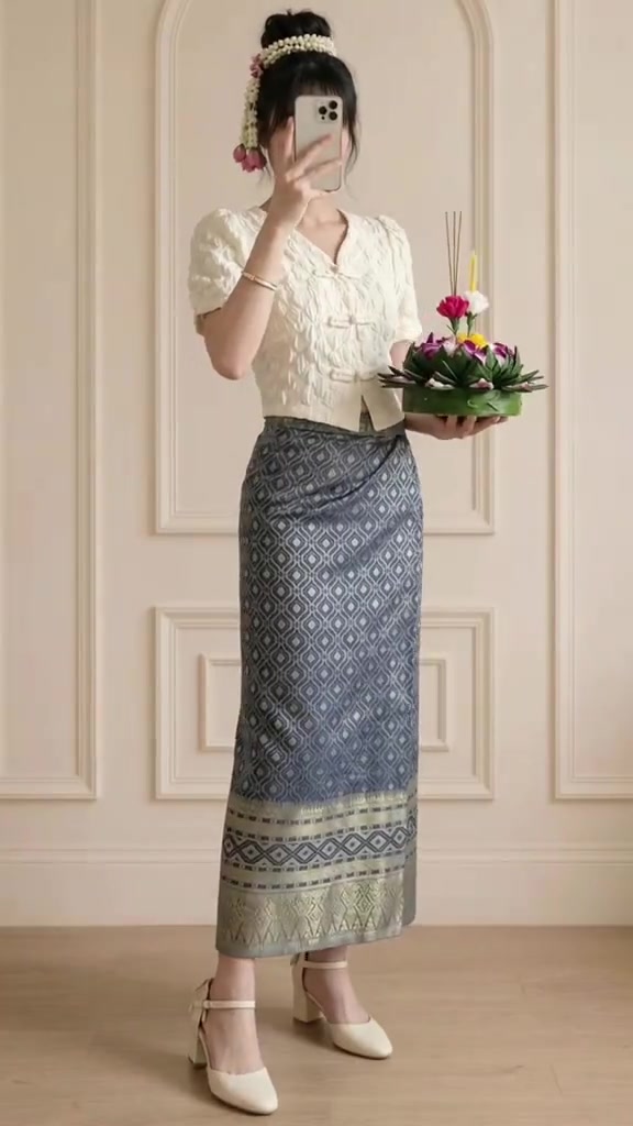 ชุดไทยประยุกต์ลอยกระทง 2569 งบหลักร้อย: เลือกทรงเสื้อ ผ้าถุง คู่สีให้ใส่ค่ำพฤศจิกาแล้วไม่ร้อน พร้อมพิกัดช้อปปี้