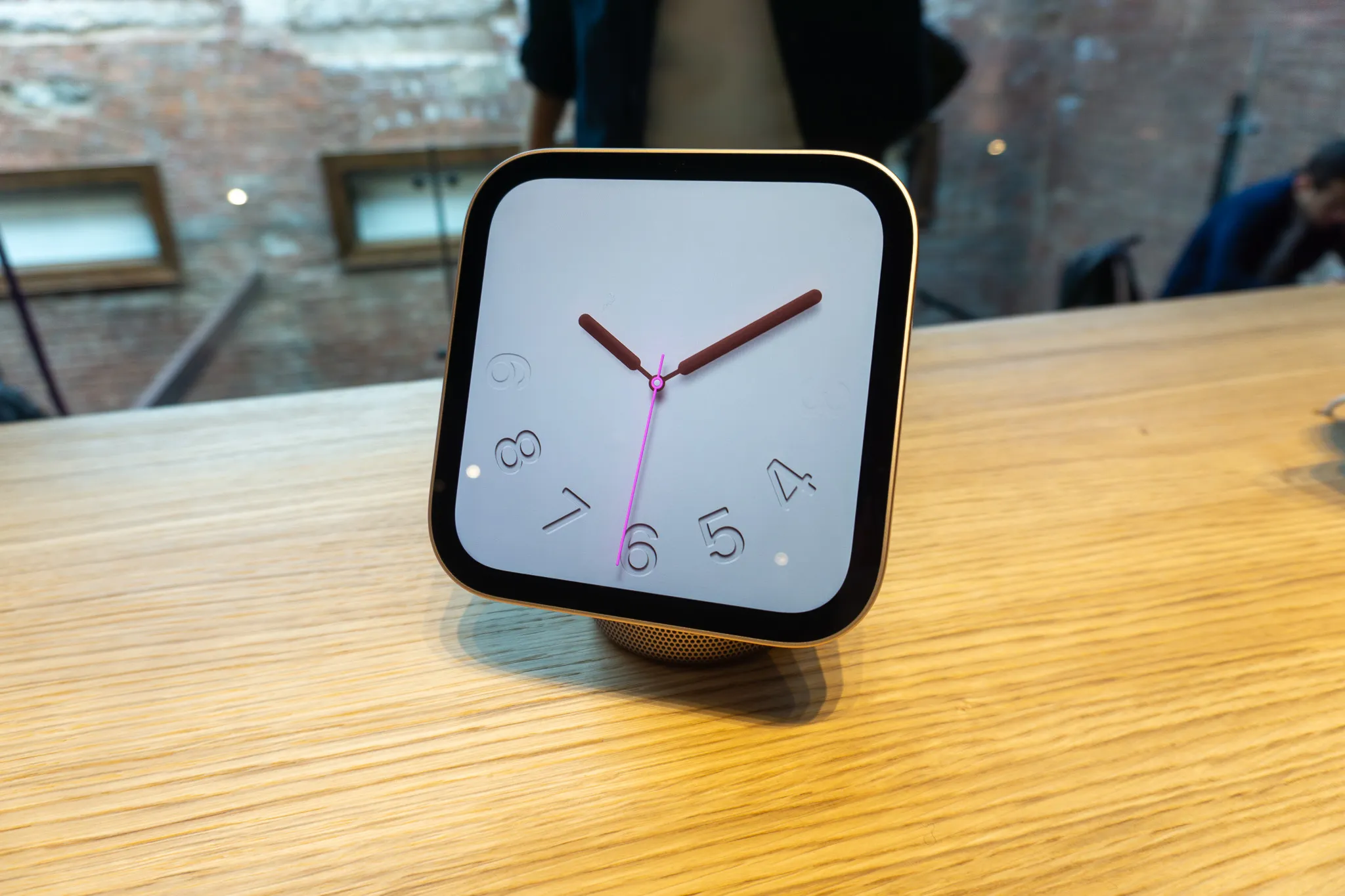 เลือกซื้อ Apple HomeView ให้ถูกตั้งแต่แรก ระหว่างรุ่นตั้งโต๊ะกับรุ่นติดผนัง