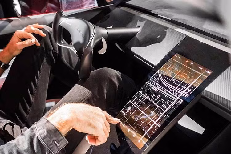 Tesla Roadster SpaceX รถสปอร์ตไฟฟ้าบินได้ที่เขย่าวงการยานยนต์