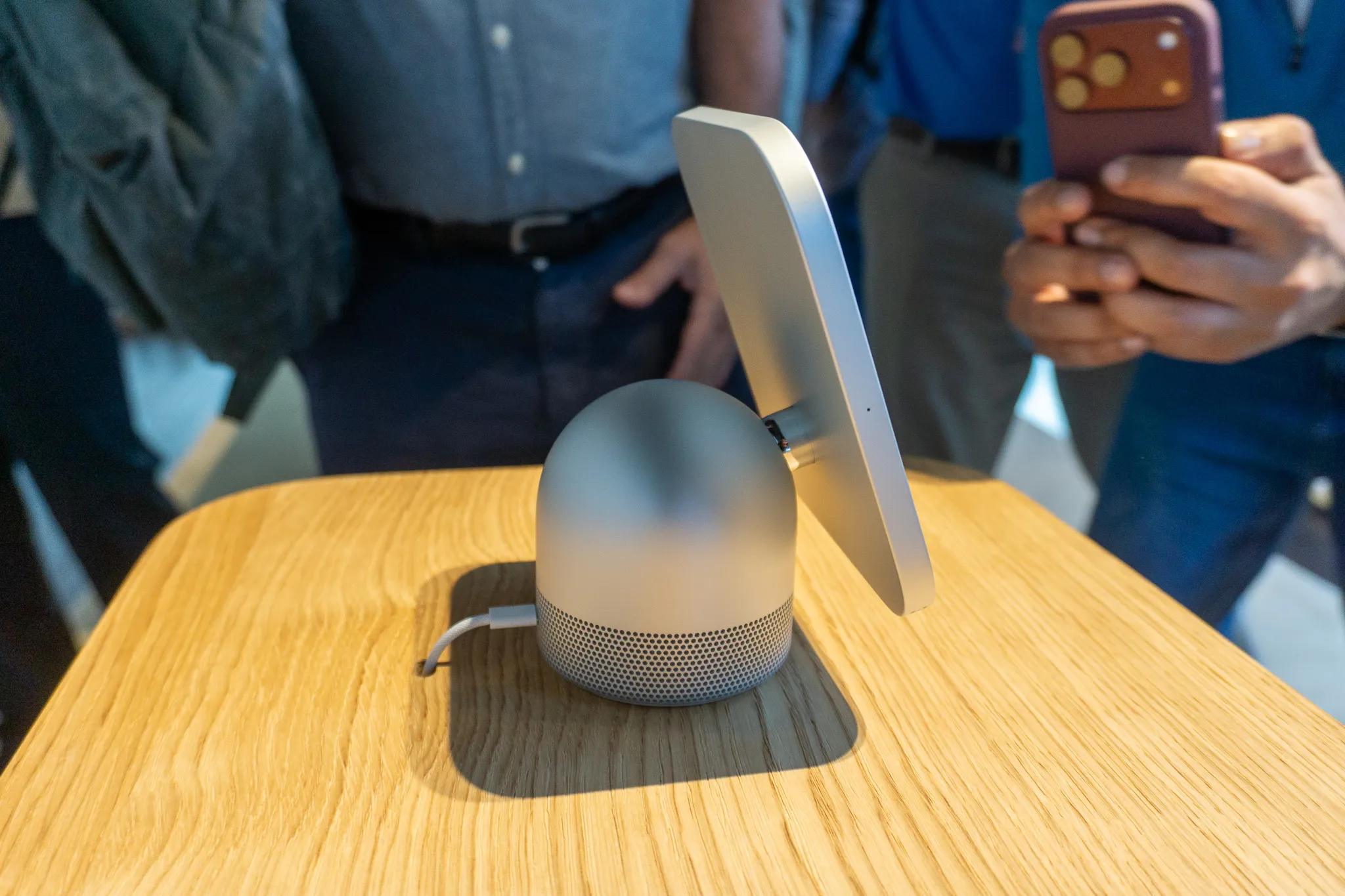 เลือกซื้อ Apple HomeView ให้ถูกตั้งแต่แรก ระหว่างรุ่นตั้งโต๊ะกับรุ่นติดผนัง