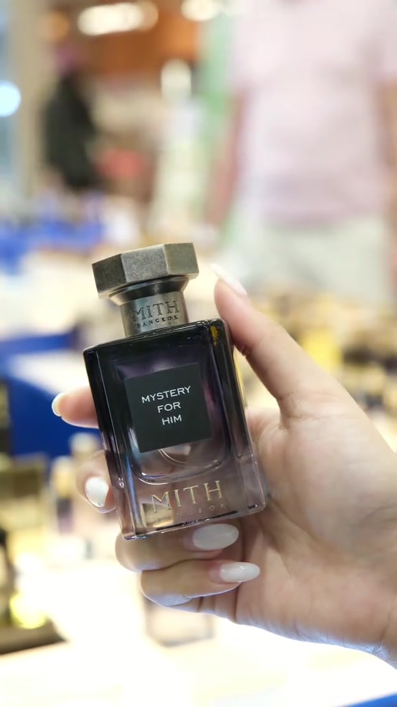 มือถือขวดน้ำหอม MITH Mystery for Him ตัวขวดสีเทาไล่เฉด ฉลากสีดำ ฝาโลหะสีเทา
