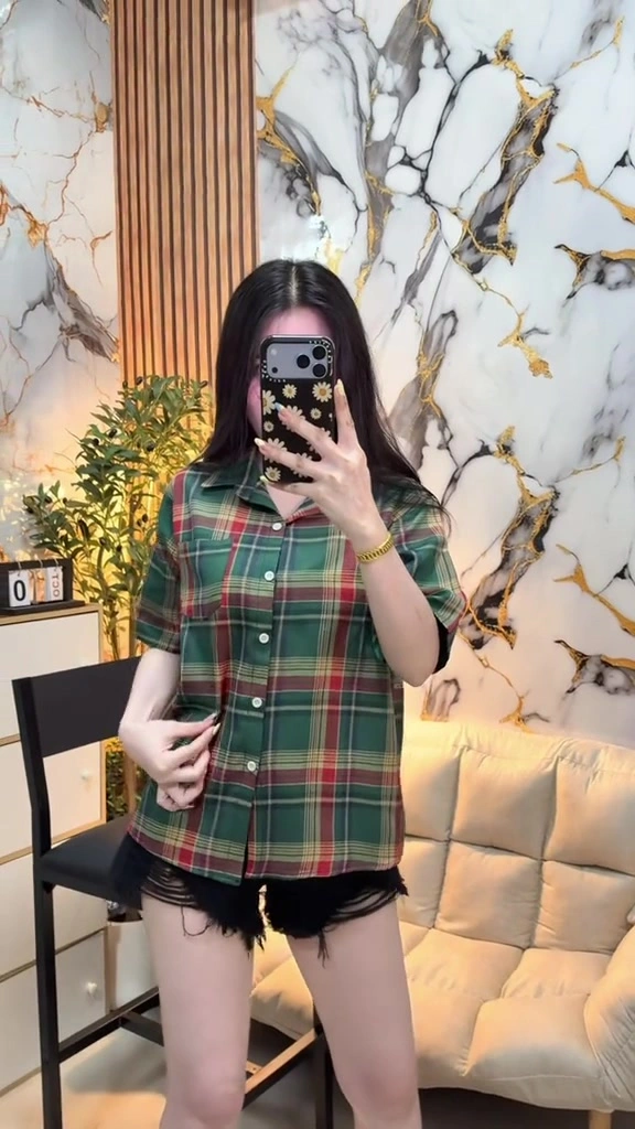 เสื้อเชิ้ตลายสก็อตกลับมาแรงตุลานี้: เลือกผ้าและทรงยังไงไม่ให้ดูเป็นชุดตัดอ้อย พร้อมสูตรแมทช์และพิกัดช้อปปี้หลักร้อย