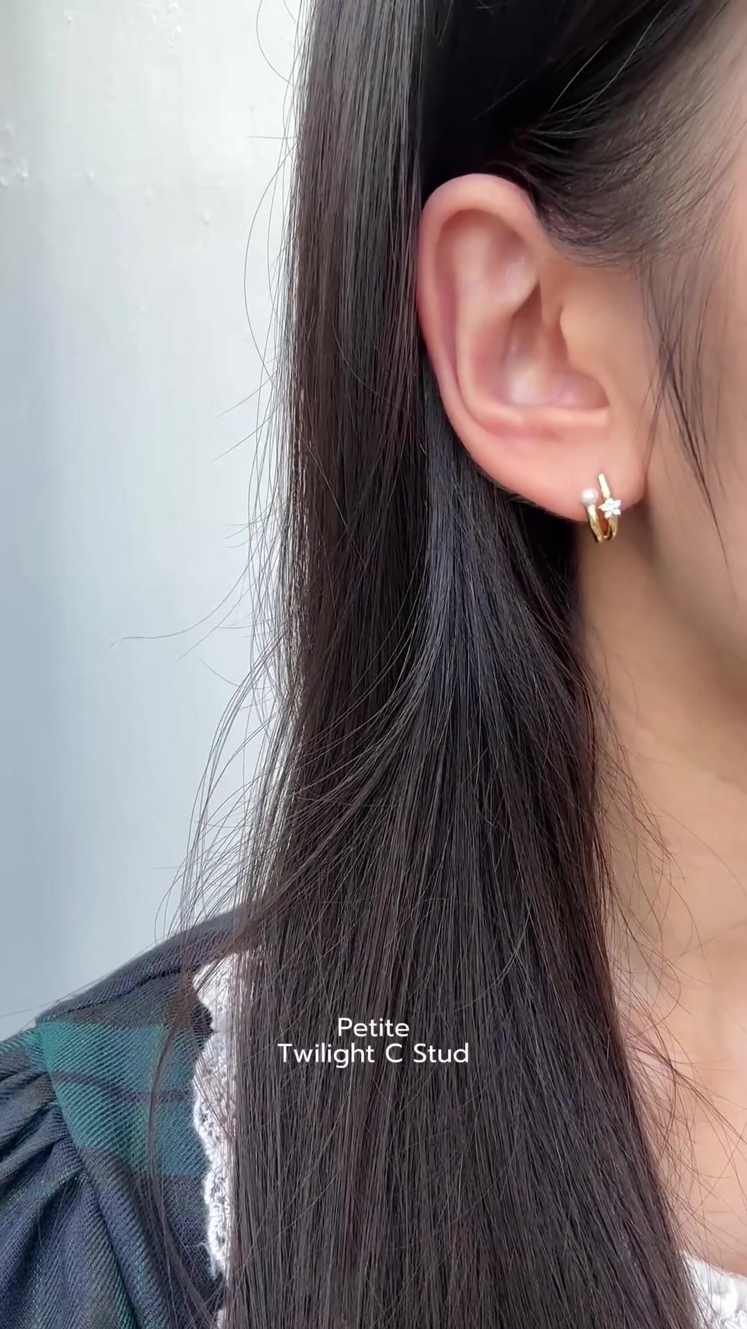 ใบหูสวมต่างหูทรงซีโอบติ่งสีทองประดับเพชรและมุกเม็ดเล็ก ตัวเรือนโค้งแนบใต้ติ่งหู