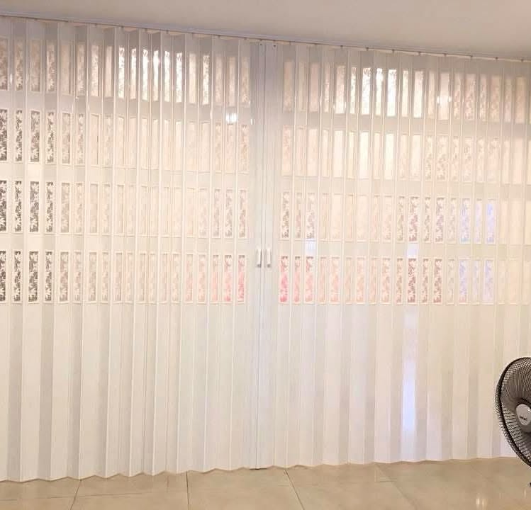 ฉากกั้นห้องเช่า 4 แบบ: ราวม่านค้ำยัน ฉากพับพีวีซี ฉากไม้ไผ่พับ และชั้นวางระแนง แบบไหนกั้นจริงโดยไม่ทำให้ห้องคับ