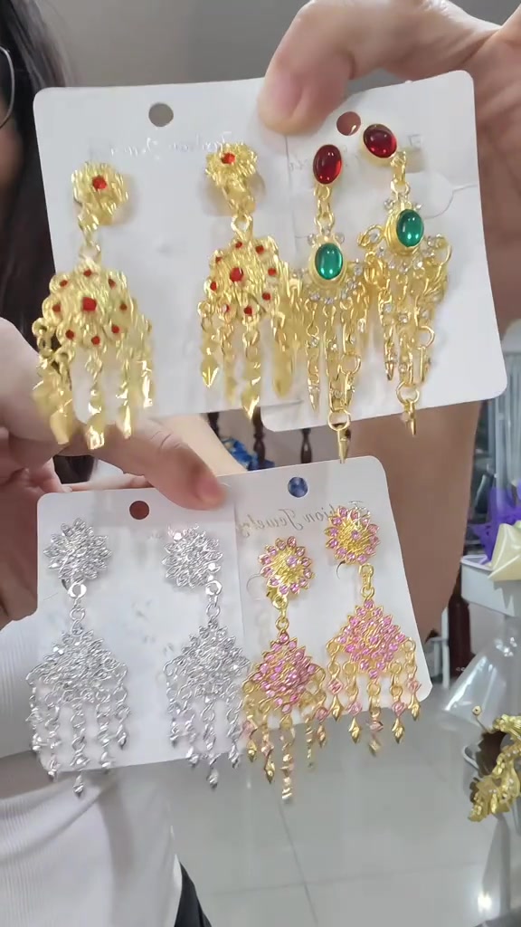 มือถือการ์ดต่างหูทรงระย้าหลากแบบ โทนทองพลอยแดง ทองพลอยแดงสลับเขียว เงินล้วน และทองชมพู