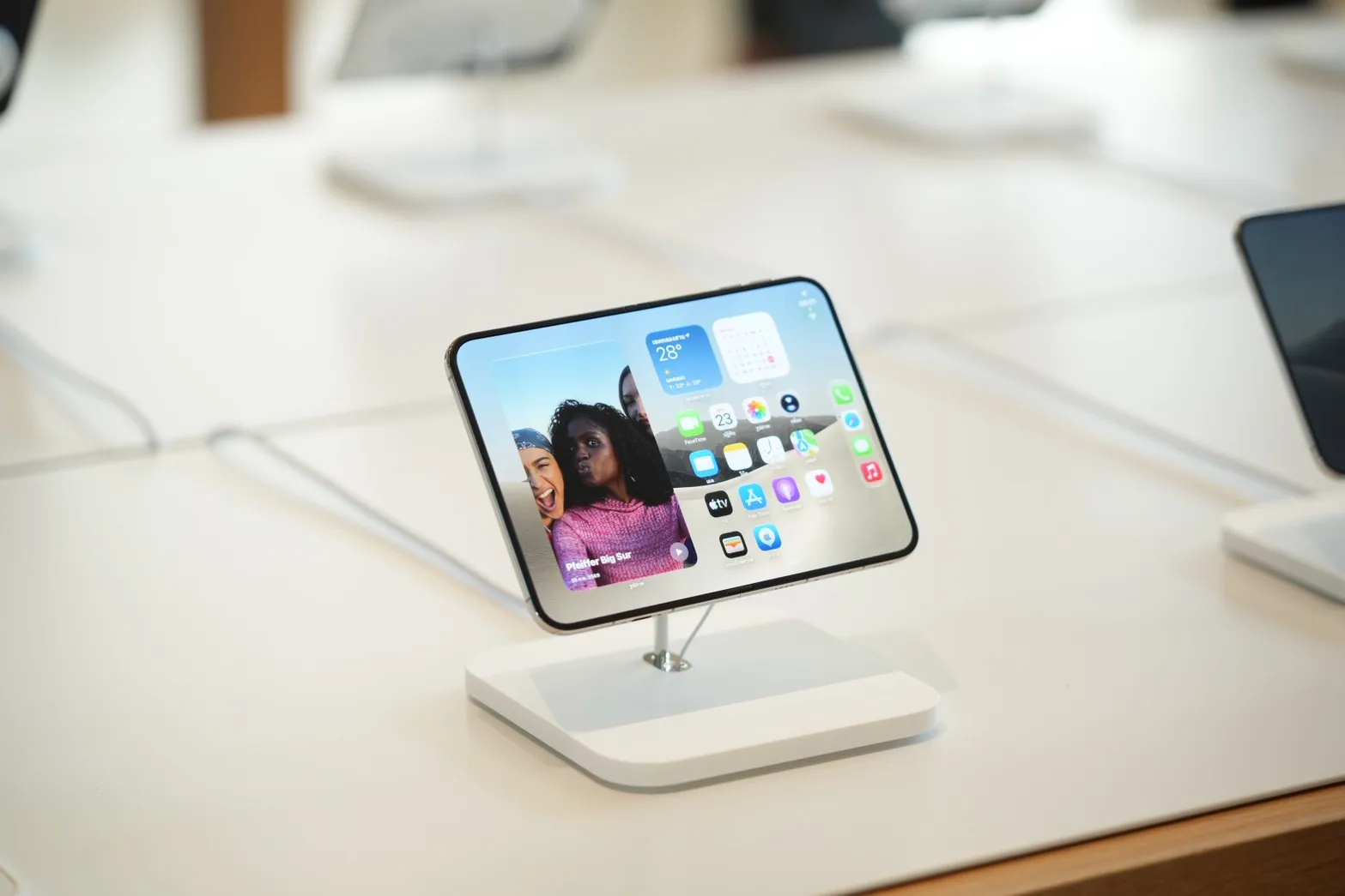 iPhone Duo จอพับรุ่นแรกของ Apple คุ้มไหมกับราคาเปิดตัว