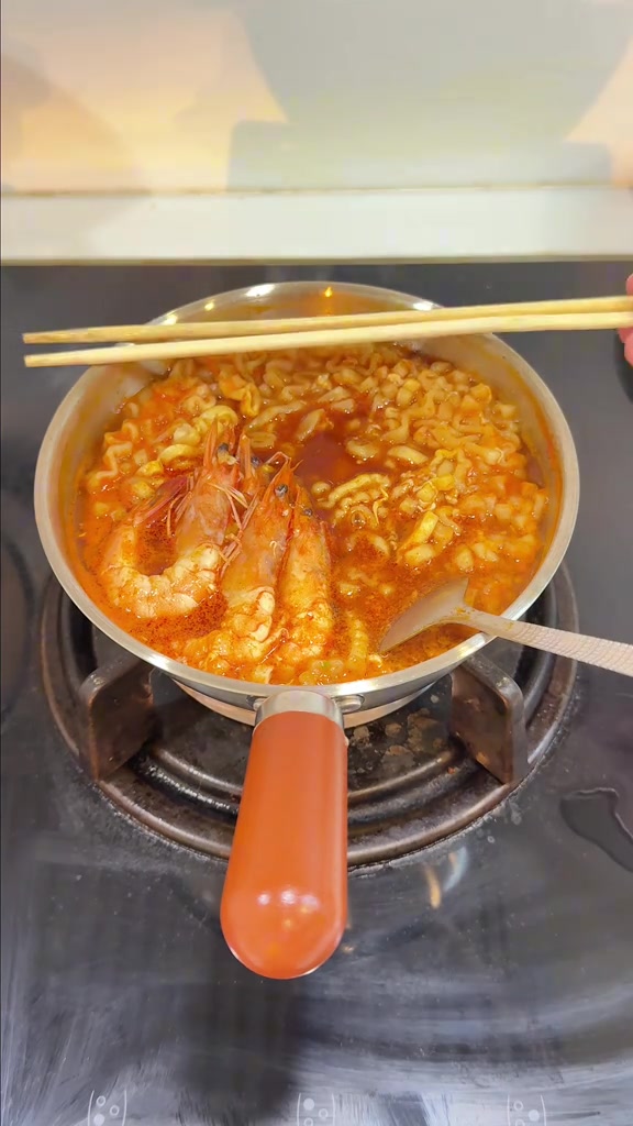 ลองหม้อเกาหลีแสตนเลสโปร 1 แถม 1 ใบละไม่ถึงสามสิบ ต้มมาม่าพอดีมื้อไหม ทำไมก้นหม้อดำ ใช้กับเตาแม่เหล็กไฟฟ้าได้หรือเปล่า