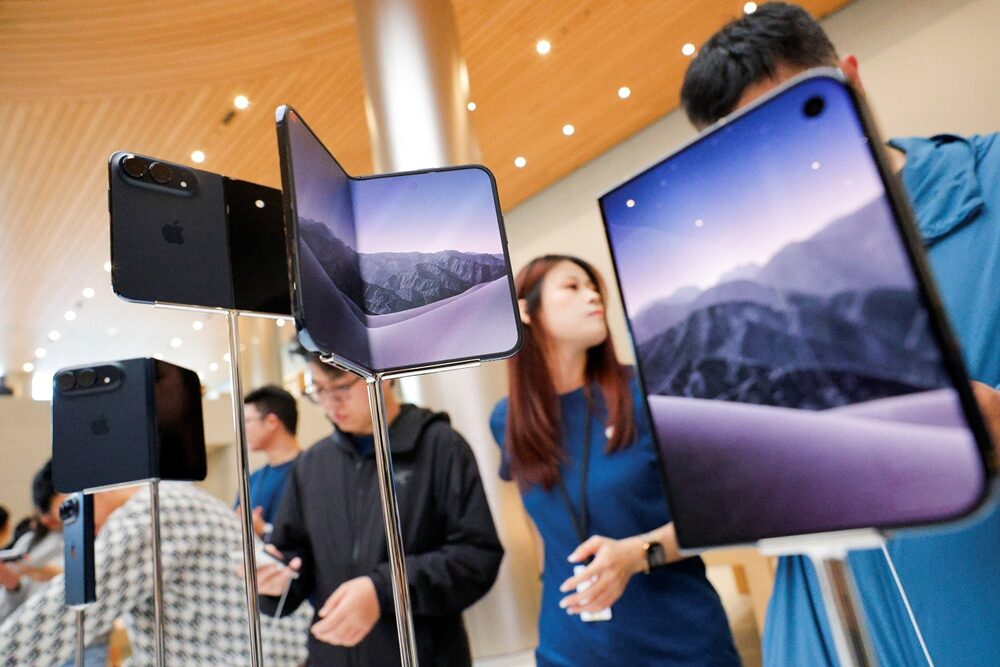 iPhone Duo พับได้ ฮิตถล่มสต็อกแต่เริ่มสะดุดด้วยปัญหาจอและความทน
