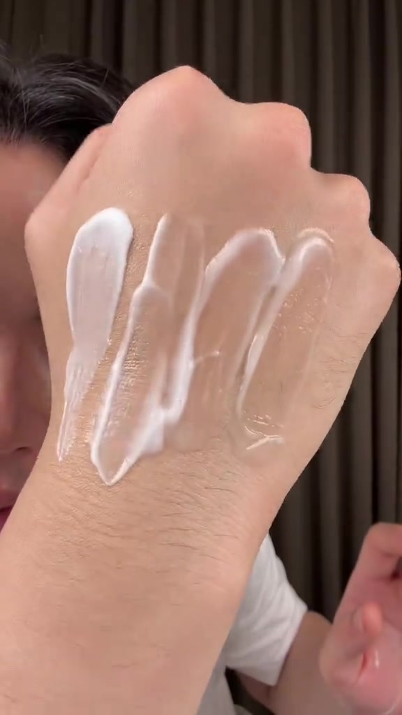มอยส์สี่เนื้อสัมผัสปาดเรียงบนหลังมือให้เห็นความเข้มข้นต่างกัน
