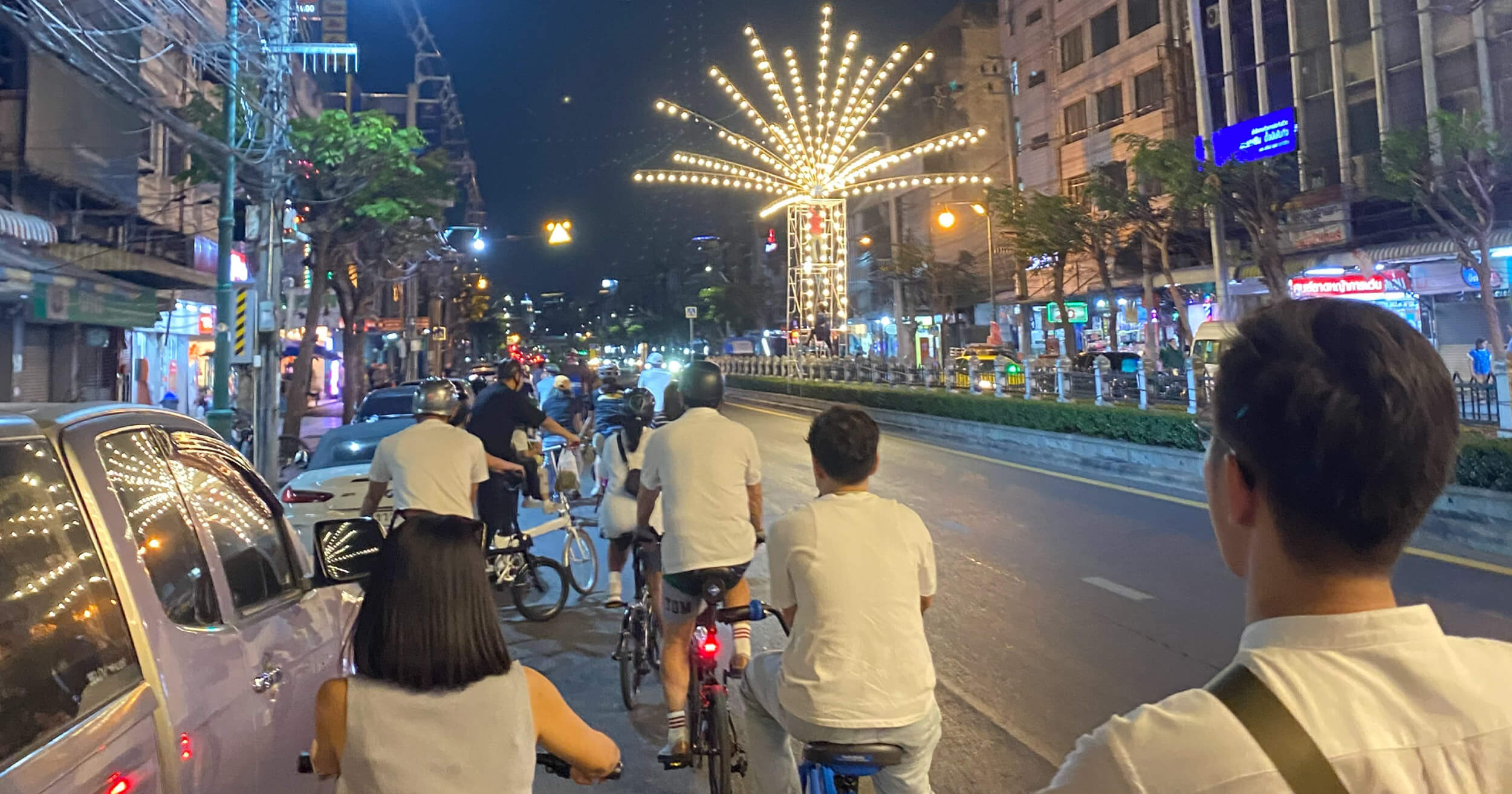ปั่นจักรยานชมกรุงเทพยามค่ำคืน เส้นทางเกาะรัตนโกสินทร์และร้านอร่อย