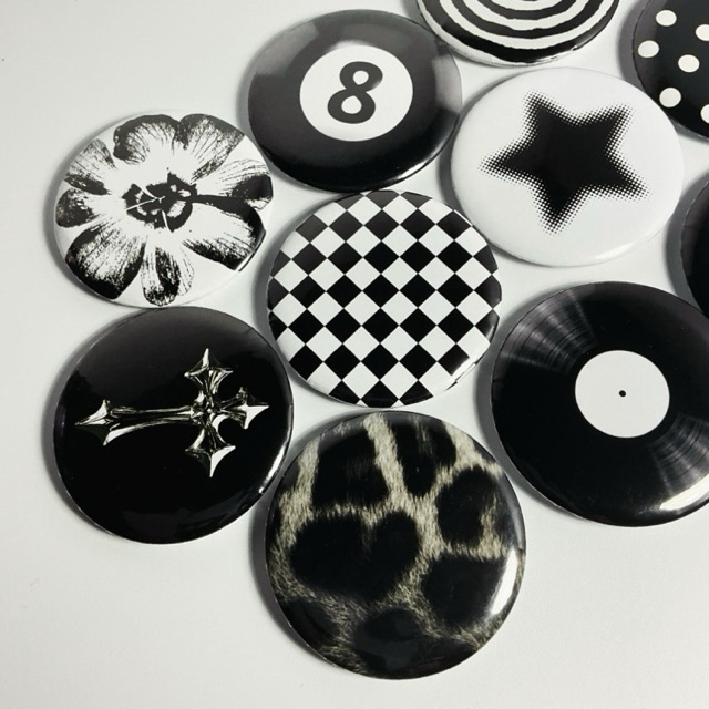 ราคาลดลงใหม่: Button Pins - เข็มกลัดคุมโทน สไตล์มินิมอล-สตรีท (จัดส่งวันถัดไป)