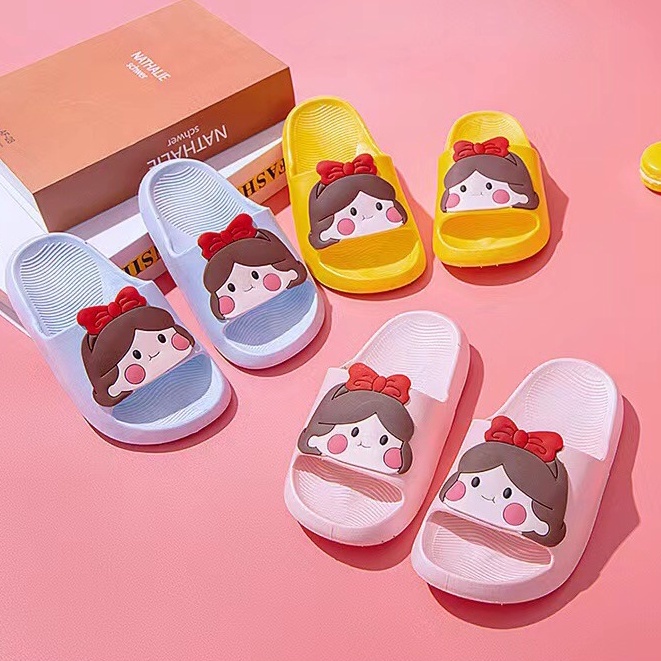 ราคาลดลงใหม่: รองเท้าแตะเด็ก