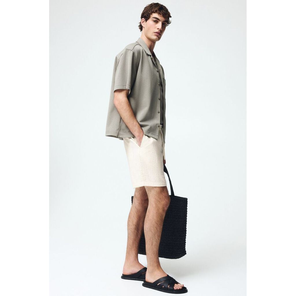 ลด 25%: H&M __MGC_VARIANT_0__ — H&M __MGC_VARIANT_0__ กางเกงขาสั้นผ้าลายเนื้อสัมผัสทรงสบาย ผู้ชาย 1332024_1
