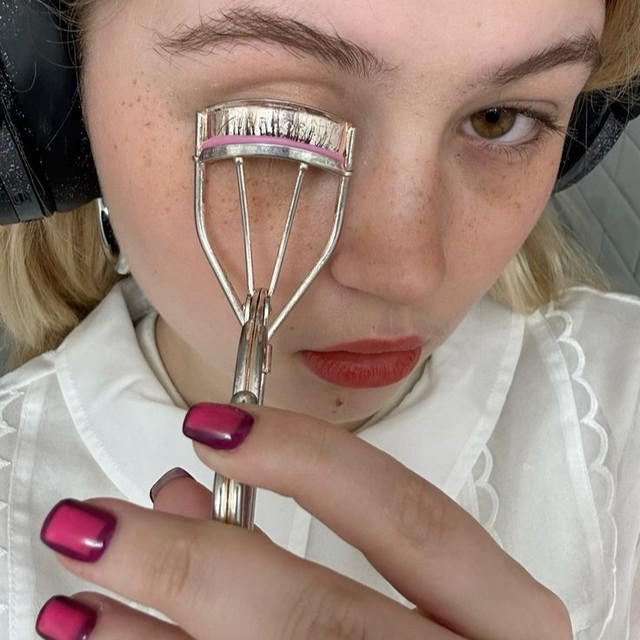 ที่ดัดขนตา ไอเทมเล็กที่ช่วยให้ขนตางอนและดวงตาดูโดดเด่น