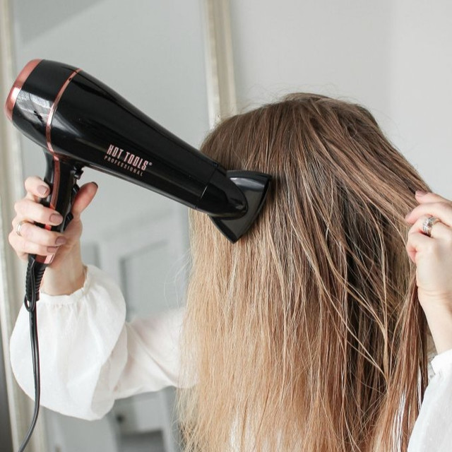 วิธีเลือกไดร์เป่าผมสำหรับคนผมยาว