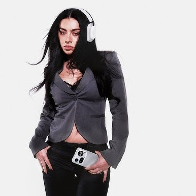 Charli XCX ก้าวสู่โกลบอลแอมบาสเดอร์คนแรกของแบรนด์ Nothing
