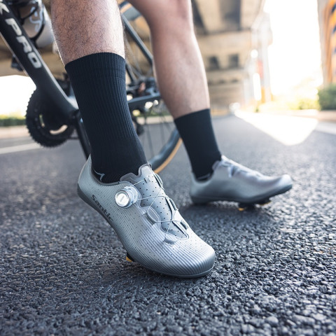 Santic ขี่จักรยานรองเท้าผู้ชายคาร์บอนไฟเบอร์ Outsole รองเท้าจักรยานถนนผู้หญิง Breathable ATOP Reel Knob Lacing ระบบ WZS24043 Image5