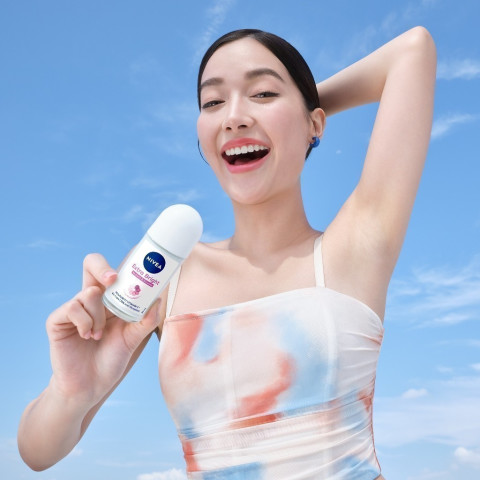 [สินค้าขายดี]  นีเวีย เอ็กซ์ตร้า ไบรท์ เรเดียนท์ แอนด์ สมูท โรลออน โรลออนระงับกลิ่น โรลออนผู้หญิง 50 มล. 2ชิ้น NIVEA Image5