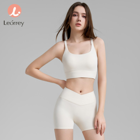 Leorrey-ชุดออกกำลังกายน้ำหนักเบา ชุดฝึกซ้อม เสื้อกั๊กยิม แผ่นรองและกางเกง ชุดสองชิ้น ชุดโยคะ Image4