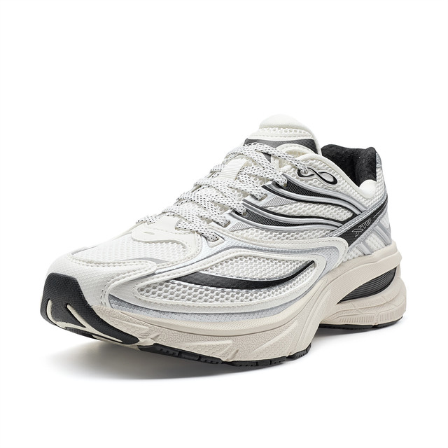 XTEP Basque 2.0丨Dylan Wang สไตล์เดียวกันนุ่มยืดหยุ่นเท้ารู้สึกที่มองไม่เห็นรองเท้าผ้าใบเพิ่มความสูงสไตล์คู่ Retro Millennium Daddy รองเท้ารองเ