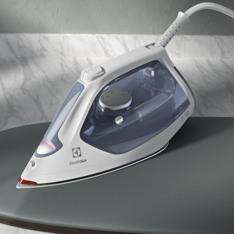 Electrolux เตารีดไอน้ำ กำลังไฟ 2400 วัตต์ Refine 700 รุ่น E7SI1-60WB สีขาว-เทา Image2