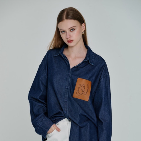 Chambray Shirt with Leather Pocket เสื้อเชิ๊ตยีนส์ ดีเทลกระเป๋าหนัง - TPW07609