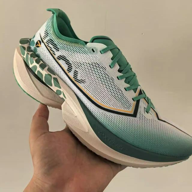 XTEP | รองเท้าวิ่งแบบมืออาชีพ Carbon Plate รุ่น Champion Edition