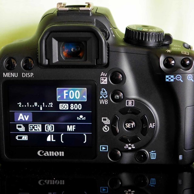 Canon EOS 1000D Black body Rebel XS ใช้ CMOS Sensor ความละเอียด 10.1MP เซนเซอร์ออโต้โฟกัส 7 จุด และถ่ายภาพต่อเนื่องความเร็ว 3fps จนเต็มหน่วยความจำ (jpg) และที่สำคัญ มีฟังก์ชั่นระ RAW usedดับเดียวกับ 450D มาครบ เช่น LiveView และระบบทำความสะอาดเ used