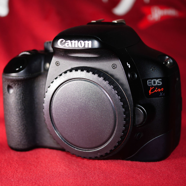 Canon EOS 550D ใช้หน่วยประมวลผลภาพใหม่ DIGIC 4 processor มีช่วงความไวแสงกว้าง ISO 12800 ถและถ่ายวิดีโอคุณภาพสูงระดับ Full HD จอมอนิเตอร์ LCD ใหม่แบบ Clear View LCD used
