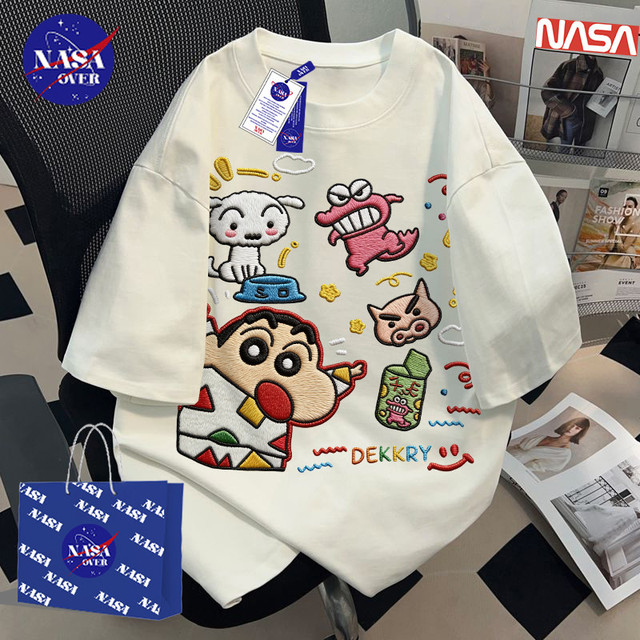 【จัดส่งจากกรุงเทพฯ】🔥NASA ฤดูร้อน oversize แขนสั้น ยูนิเซ็กส์ ลายชินจังสไตล์ปัก สไตล์มังงะ 👶cool เสื้อยืดคอกลม YG4585