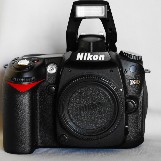 Nikon D90 DSLR Body ตัวกล้อง เป็นครั้งแรกของโลกนั่นเอง และเจ้า Nikon D90 นี้ก็มาพร้อมคุณสมบัติอันโดดเด่นมากมายที่จะให้คุณถ่ายภาพและวิดีโอได้แบบไม่มีเบื่อ ได้แก่ กล้องความละเอียด 12.3 ล้านพิกเซล ความไวชัตเตอร์สูง 1/4000 ถึง 30 วินาที ชัตเตอร์ Bulb used