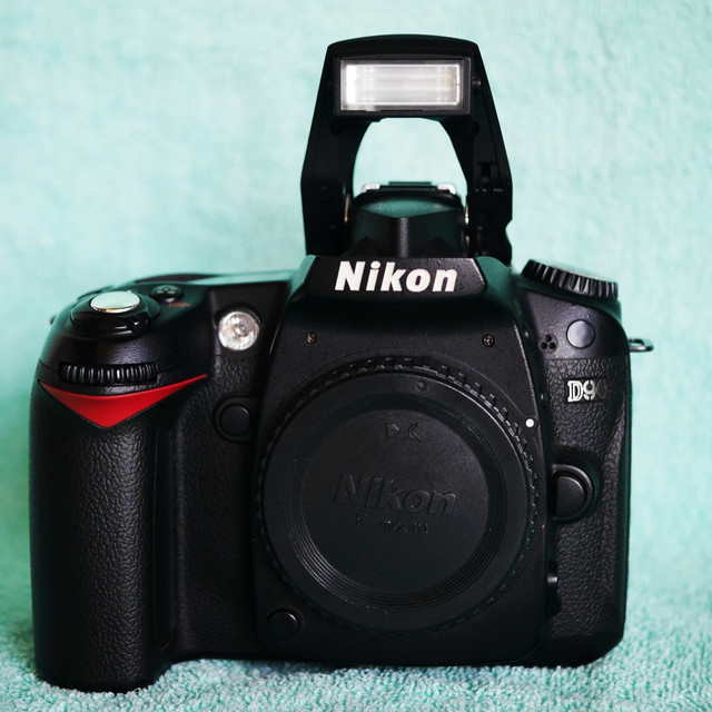 Nikon D90 DSLR Body ตัวกล้อง เป็นครั้งแรกของโลกนั่นเอง และเจ้า Nikon D90 นี้ก็มาพร้อมคุณสมบัติอันโดดเด่นมากมายที่จะให้คุณถ่ายภาพและวิดีโอได้แบบไม่มีเบื่อ ได้แก่ กล้องความละเอียด 12.3 ล้านพิกเซล ความไวชัตเตอร์สูง 1/4000 ถึง 30 วินาที ชัตเตอร์ Bulb (B) X