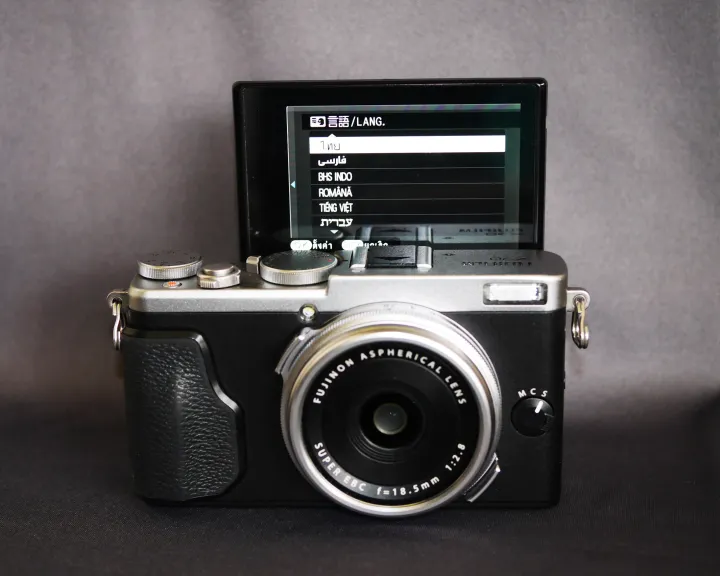 Fuji Fujifilm X70 Wi-Fi กล้องคอมแพคคุณภาพสูงสำหรับการใช้งานในชีวิตประจำวัน มุมมองกว้างขนาดกะทัดรัดคุณภาพของภาพ X-Trans การตอบสนองที่ยอดเยี่ยมสไตล์ที่น่าทึ่ง เลนส์ FUJIFILM X70 ที่มีเลนส์มุมกว้าง 18.5 มม. คือสิ่งที่คุณต้องการเพื่อให้ภาพในชีวิตประจำวัน used