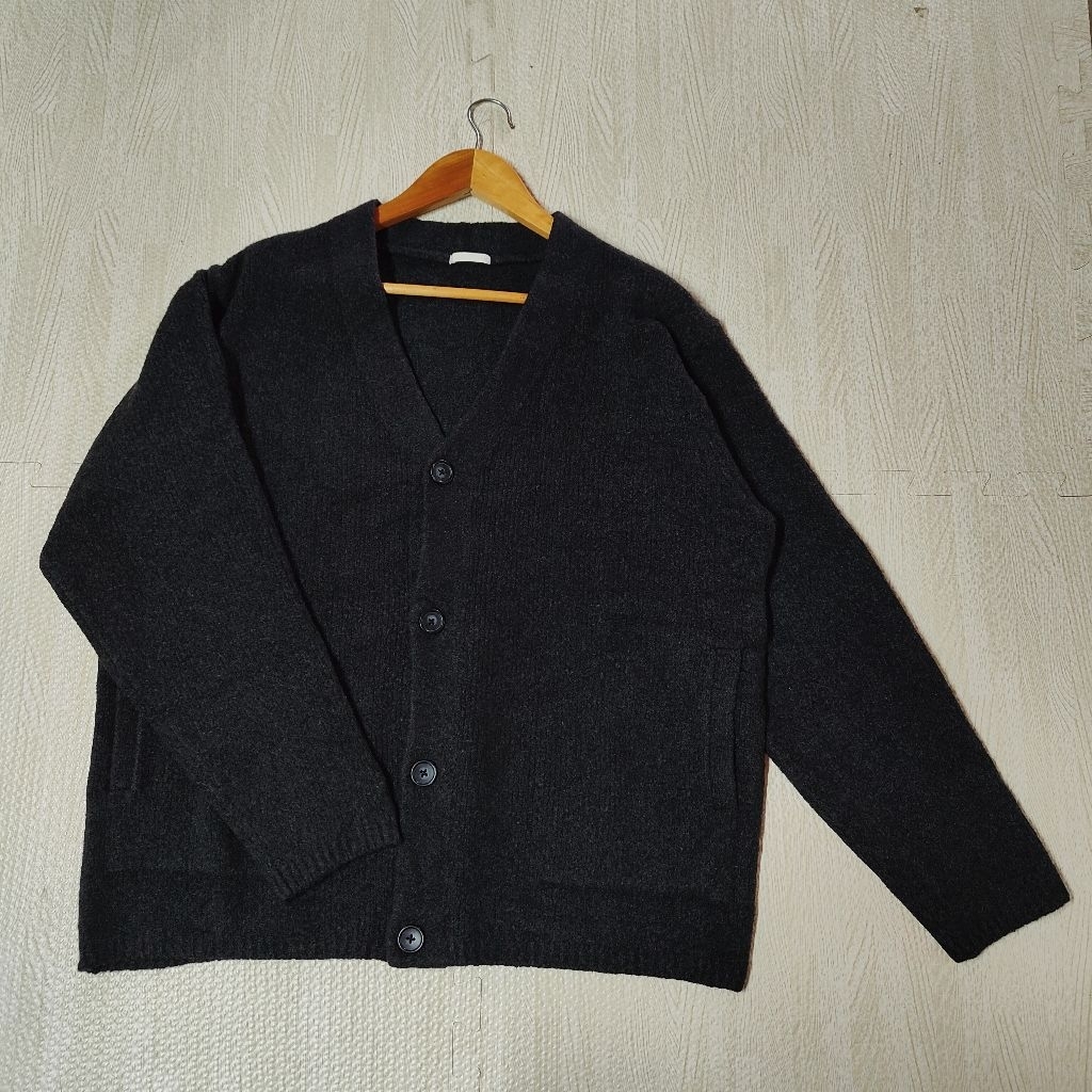 GU Souffle Yarn Sweater เสื้อไหมพรม กระดุมหน้า สีเทาเข้ม Size L ชาย มือ2 | Shopee Thailand