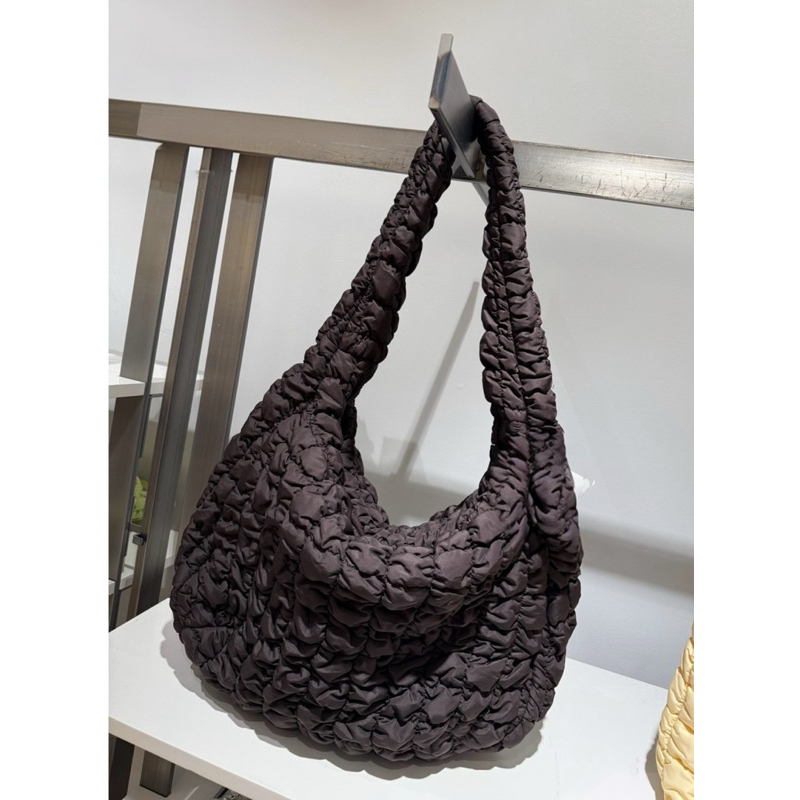 พร้อมส่ง แท้ 💯% New COS Quilted Oversized Shoulder Bag สี dark brown ช๊อปเกาหลี