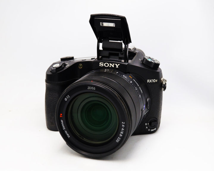 Sony RX10 Mark IV ด้วยเลนส์ที่มีช่วงซูมขยายกว้างถึง 600 มม.1, เซนเซอร์ภาพ 1'' ที่มีประสิทธิภาพ, รองรับ Picture Profile, S-Gamut/S-Log2, เอาต์พุต Clean HDMI, TC/UB, REC Control, Dual Rec, Marker, Gamma Display Assist Optical SteadyShot เพื่อความคมชั used |