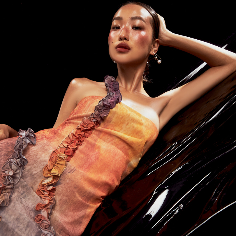 MISS MODERN - Alicia Dressเดรสยาว เกาะอก ดีไซน์ไล่สี ตกแต่งระบาย ชายปล่อยยาวสวย เดรสออกงาน ชุดไปงานแต่ง
