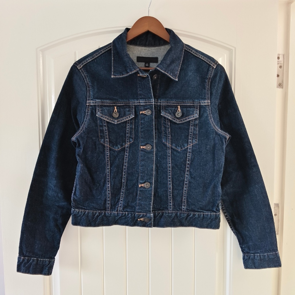 Uniqlo Trucker Denim Jacket สีเข้มสวยเสมอกันทั้งตัว ผ้าหนา แข็งแรง สภาพใกล้เคียงของใหม่ ไม่มีตำหนิขาด ซ่อมครับ | Shopee Thailand