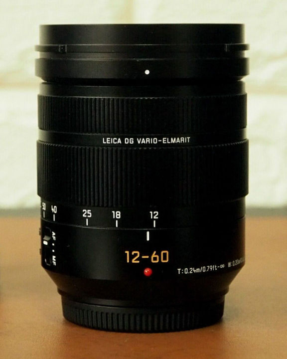 Panasonic Leica DG Vario-Elmarit 12-60mm f2.8-4 ASPH. POWER OIS 24-120 มม. eq. ที่ช่วยให้จัดองค์ประกอบภาพได้หลากหลายมากขึ้น ไม่ว่าจะเป็นภาพวิวทิวทัศน์อันงดงาม หรือภาพถ่ายบุคคล 60 มม. เทเลโฟโต้ขนาดกลาง เลนส์ LEICA DG มีความละเอียดอันน่าทึ่งทำให้ภาพคมชัดทั่