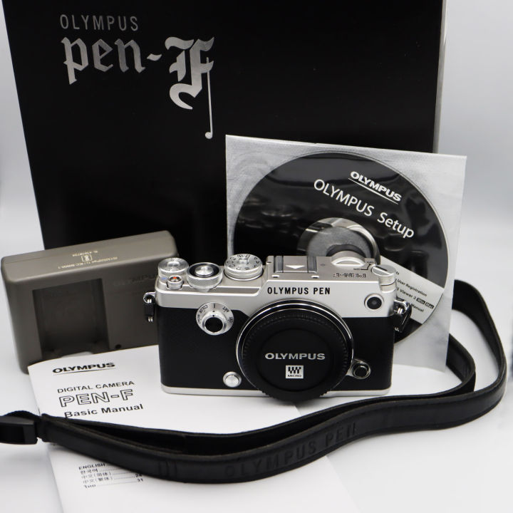 OLYMPUS PEN-F มีความงดงามที่เหนือกาลเวลาในสไตล์ Rangefinder ซึ่งเป็นการออกแบบที่มีความสมบูรณ์แบบอย่างแท้จริง ด้วยการให้ความสำคัญในทุกรายละเอียดของนักออกแบบที่สามารถเห็นได้ในทุกแง่มุมของกล้อง การควบคุมโปรไฟล์ขาวดำ (Monochrome) และโปรไฟล์สี ช่วยให้คุณสัมผัส