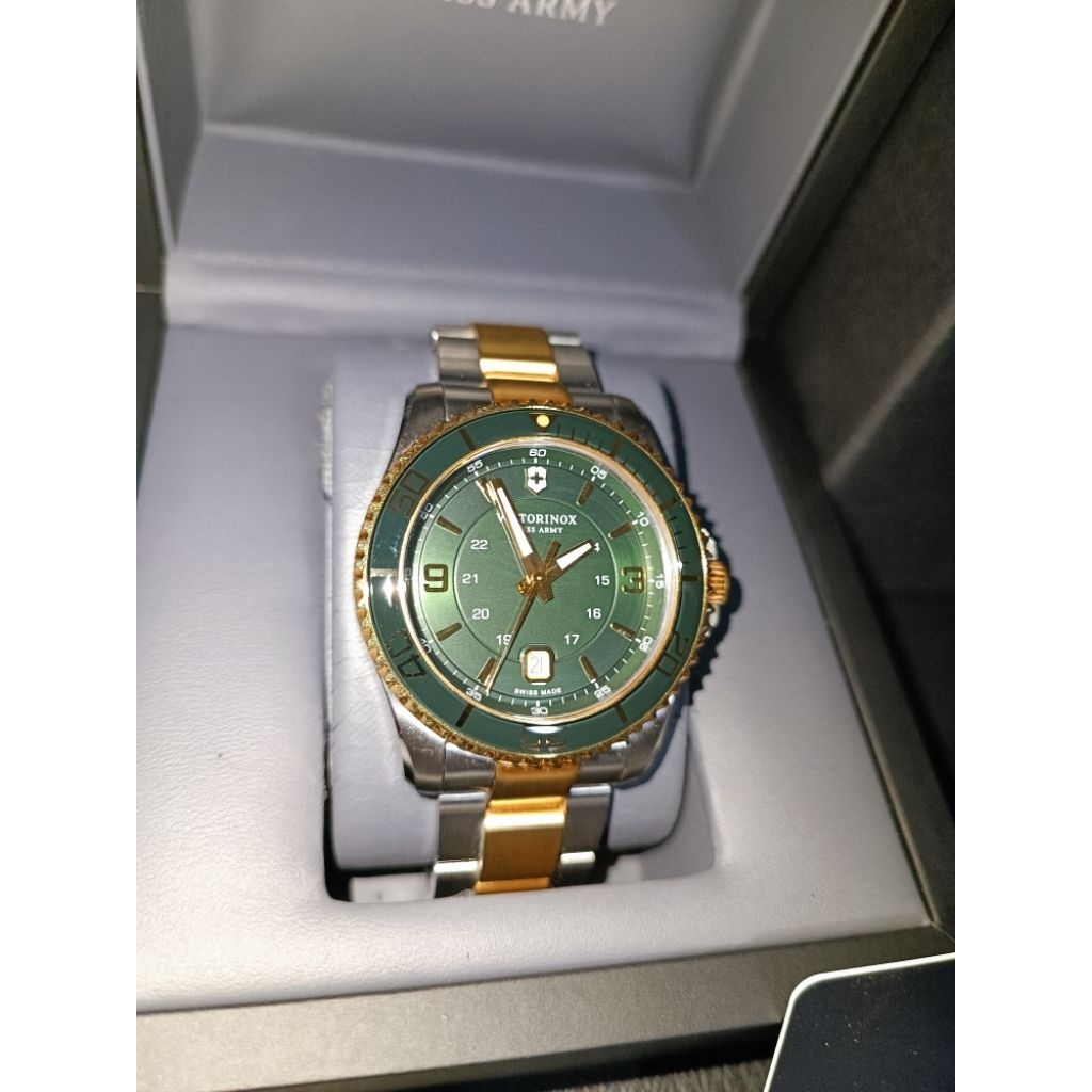 นาฬิกาข้อมือ มือสอง Victorinox Swiss Army รุ่น Maverick (Large/241605) หน้าปัดสีเขียวทอง สาย 2 กษัตริย์ ขนาด 43 มม. | Shopee Thailand