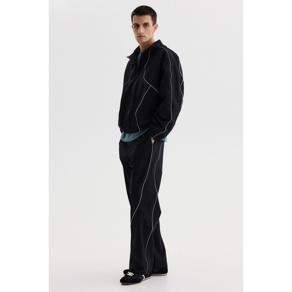 H&M(เอชแอนด์เอ็ม) กางเกงแทรคทรงสบาย Men Relaxed Fit Track pants 1318762_1